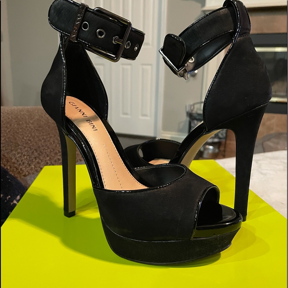 Like New Gianni Bini Black Platform heels